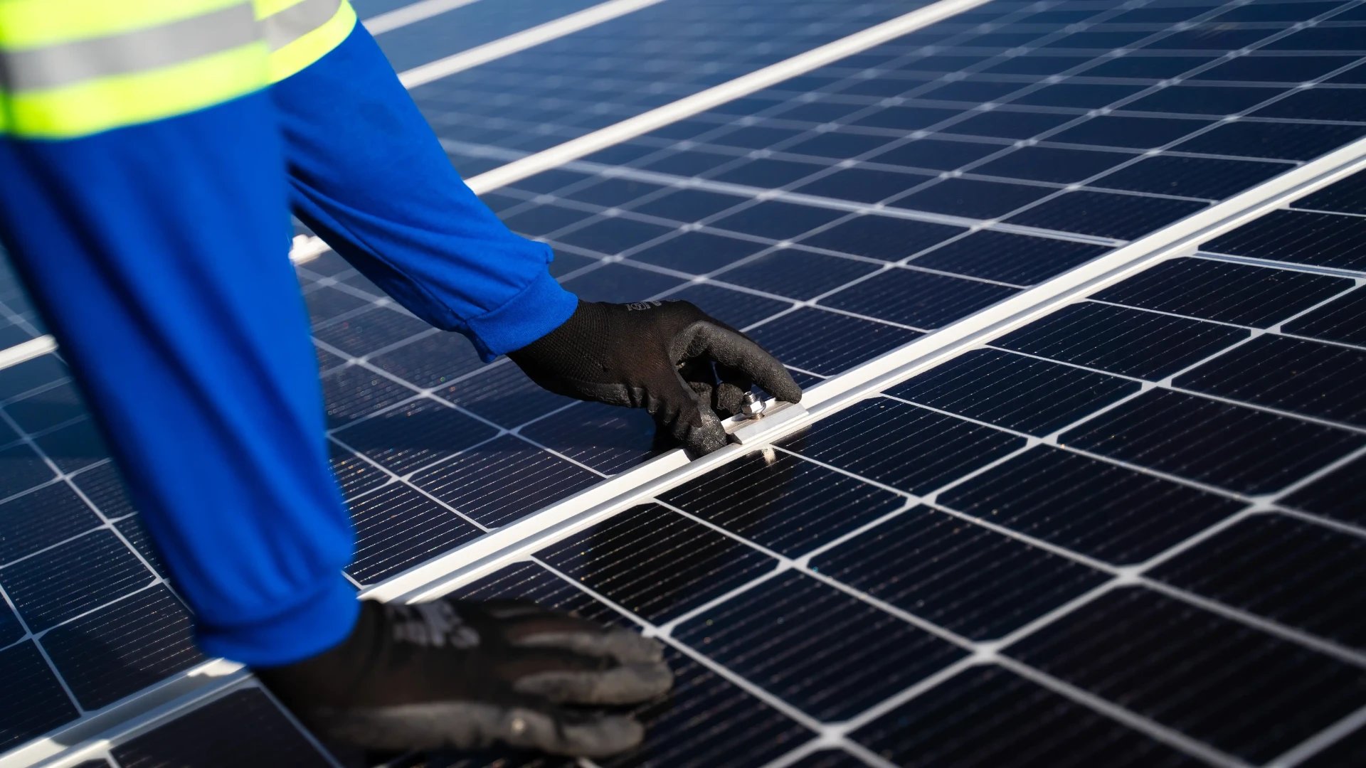 Profissional realizando inspeção técnica em módulos fotovoltaicos