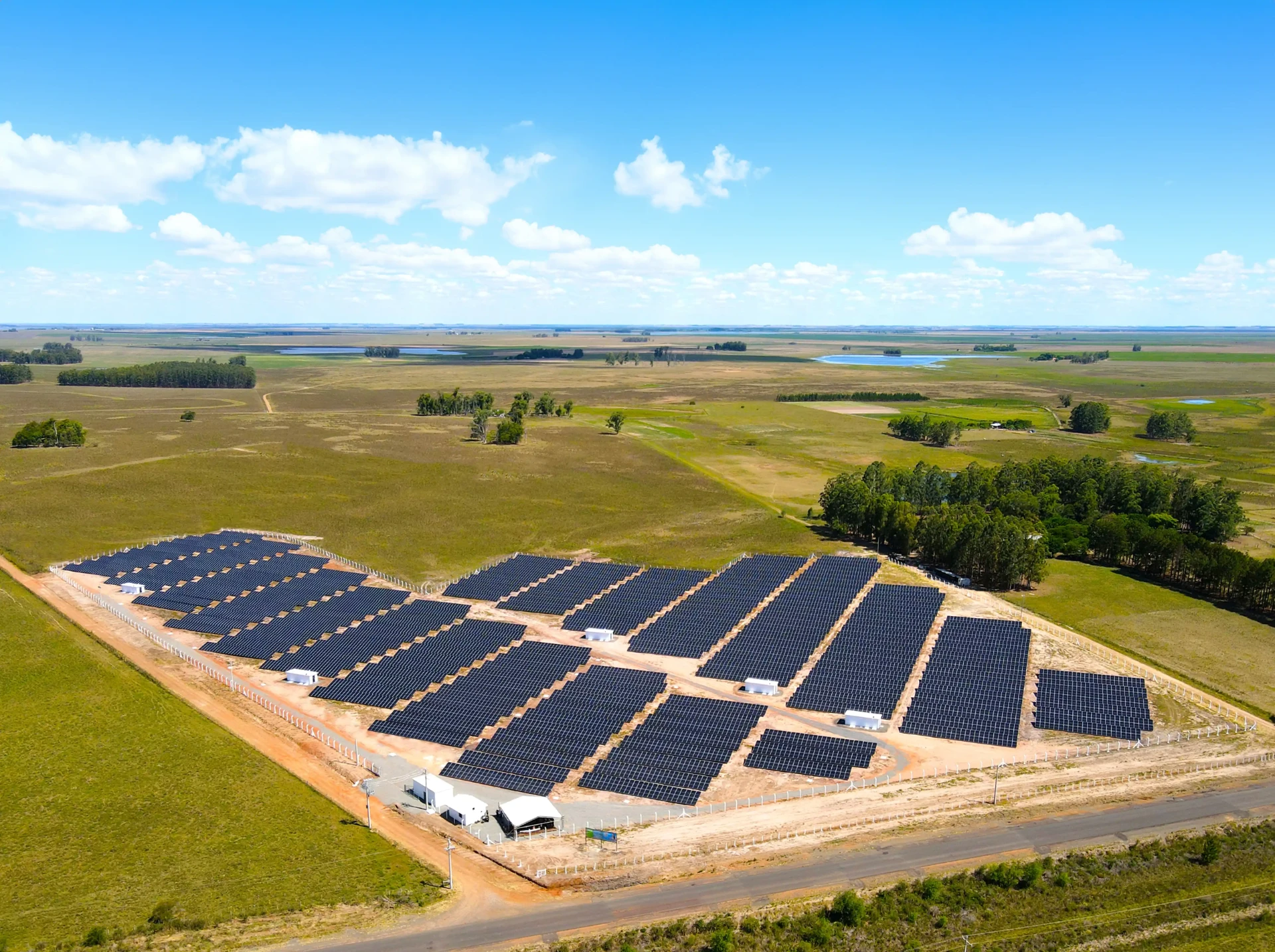 Vista aérea das fileiras de módulos de uma usina solar da Futura