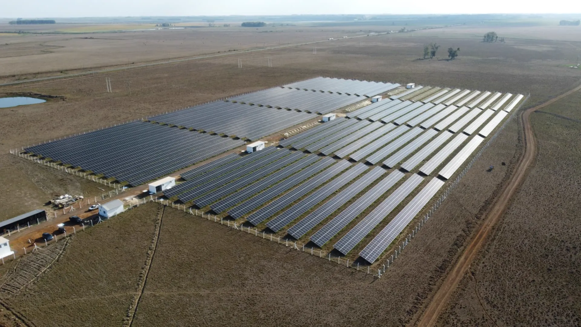Vista aérea de uma usina solar em operação